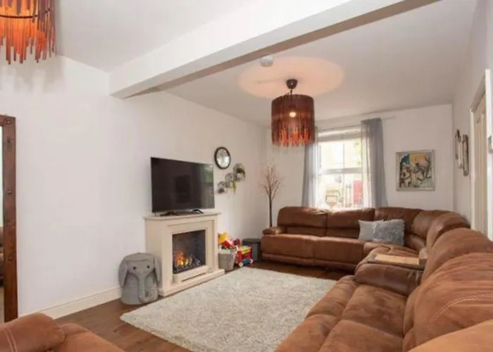 Beautiful 5 Bedroom House In Great Location.