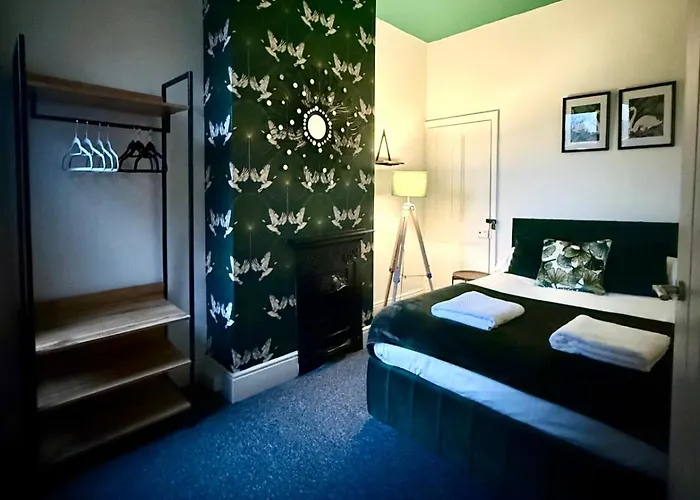 Comfortable 3 Double Bed Victorian Terrace From Luxus Stays