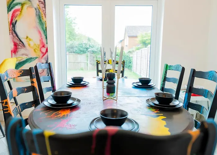 Artful Abode - 4Br House With Garden Patio & Parking