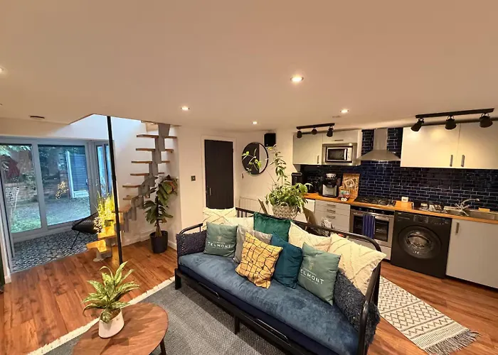 Cozy Cottage Coventry Self Check-In After 3Pm, Pets Friendly-Entrance Between Houses 8 And 10